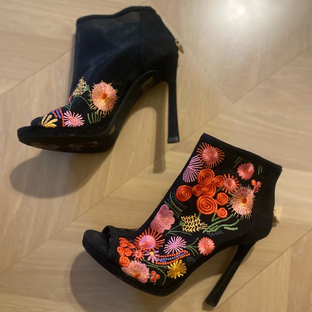 Jessica Simpson Black Floral Heel